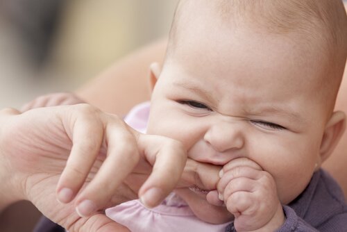 Kind beißt in Finger