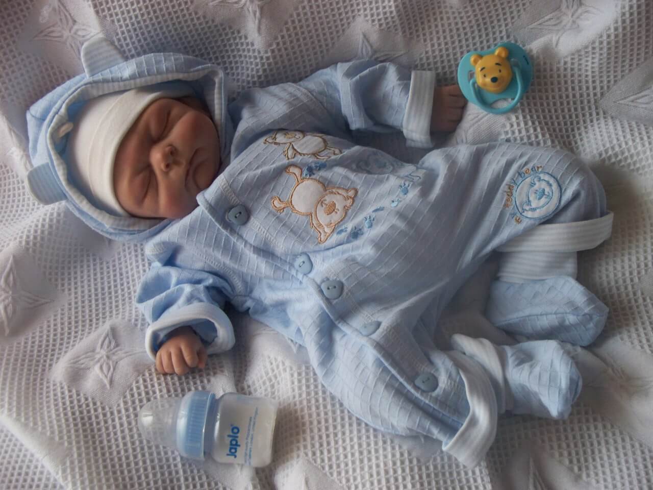Neugeborenes - baby-junge-in-pyjama