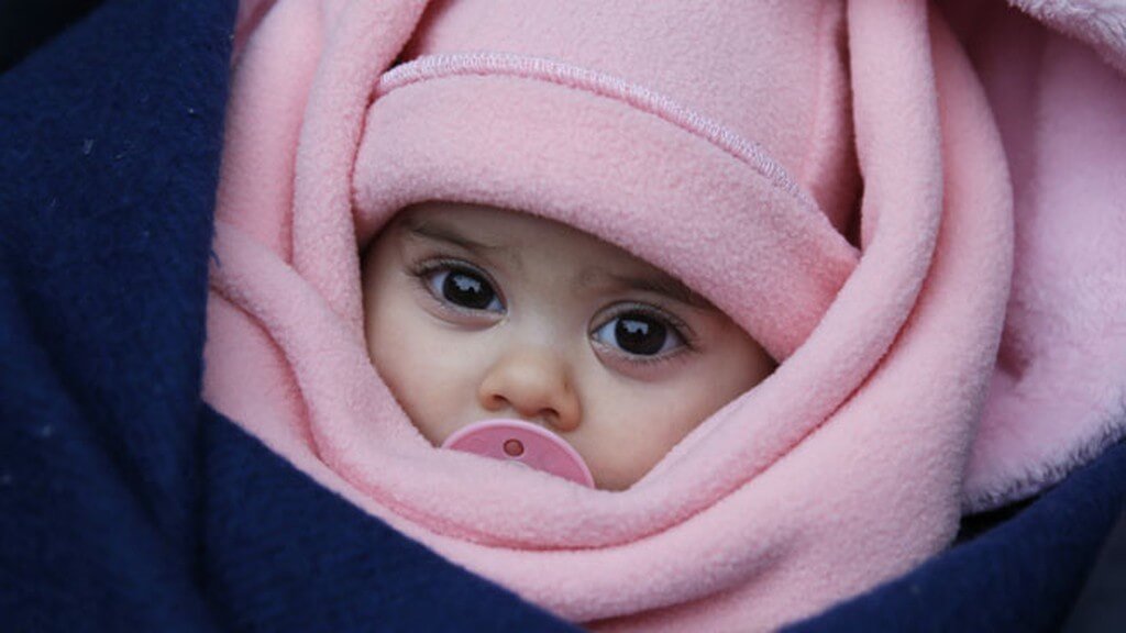 Neugeborenes - baby-maedchen-eingewickelt