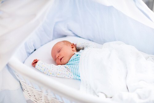 Baby aufwecken, um es zu füttern - baby-schlaeft-im-bettchen