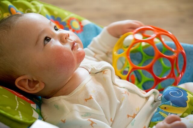 Babys erstes Spielzeug