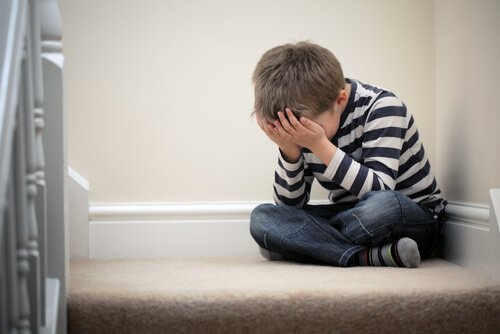 Nicht spielen: Junge sitzt auf Treppe