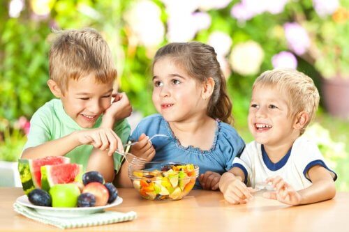 Kinder essen Snacks draußen