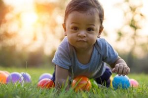 Die Entwicklung des Krabbelns bei Babys
