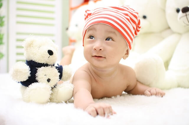 Ein Teddybär als erstes Spielzeug