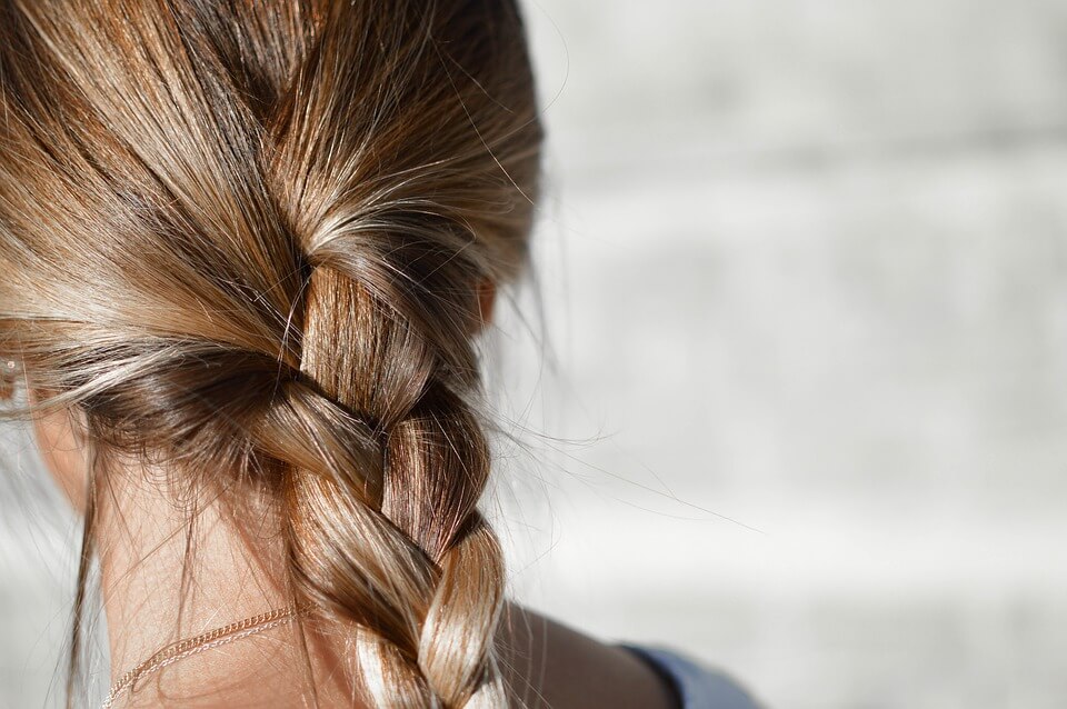 Einfache Frisuren für Mütter sind zum Beispiel ein Bobschnitt, der sich auch leicht flechten lässt.
