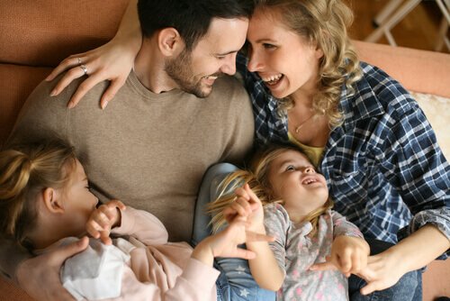teilen uns die Verantwortung - eltern-kuscheln-zwei-toechter