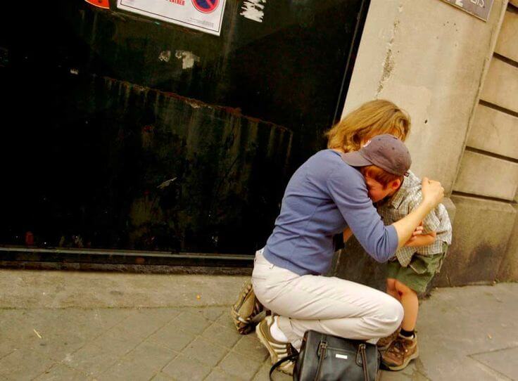 Eltern trösten bei Mobbing unter Kindern