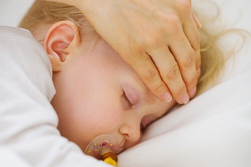 Fiebersenken bei Kindern mit Hilfsmitteln