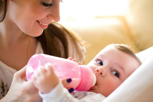 Fütterung mit Zwiemilch wird durch Baby oder Eltern entschieden