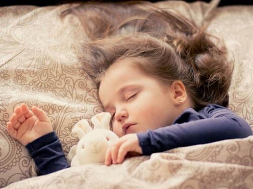 Schlechte Gewohnheiten: Mädchen schläft
