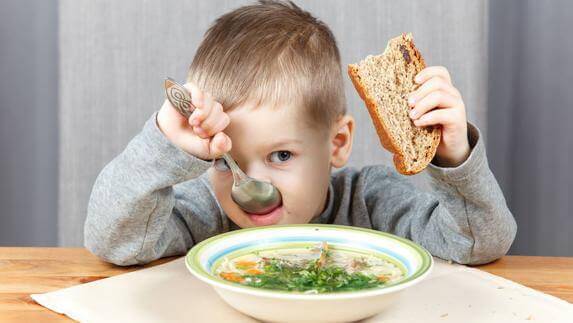 Schlechte Gewohnheiten: Kind isst Suppe