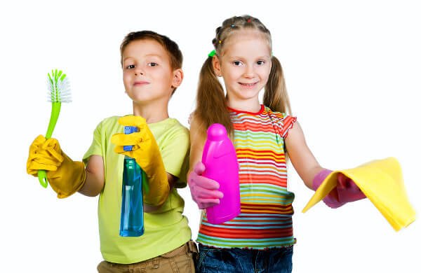 Kinder im Haushalt helfen