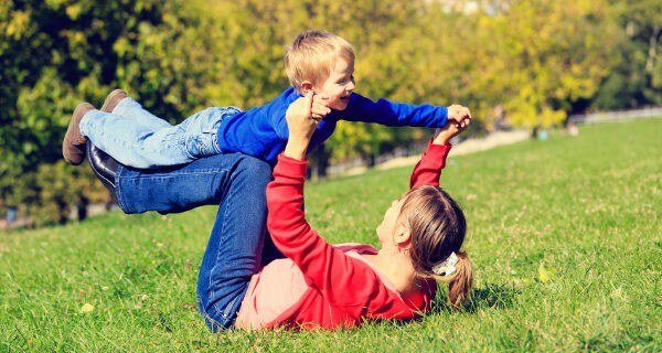 zweite Mutter - mutter-spielt-flugzeug-mit-sohn