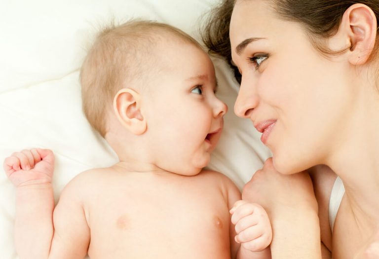 Verbundenheit formt - mutter-und-neugeborenes-laecheln-einander-an