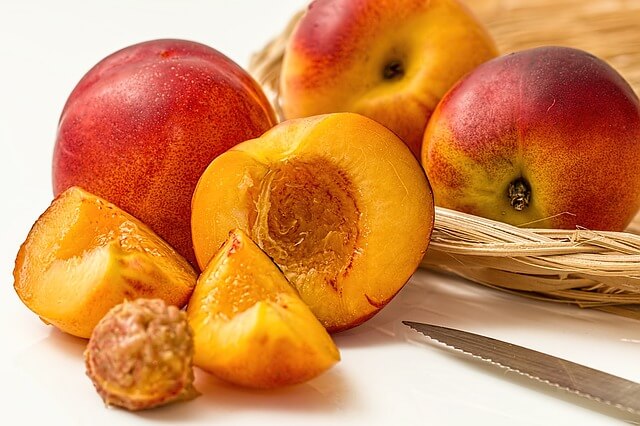 Obst als Teil der Ernährung während des Stillens