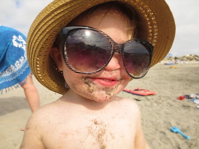Sonnenbrille bei erstem Strandurlaub mit Baby