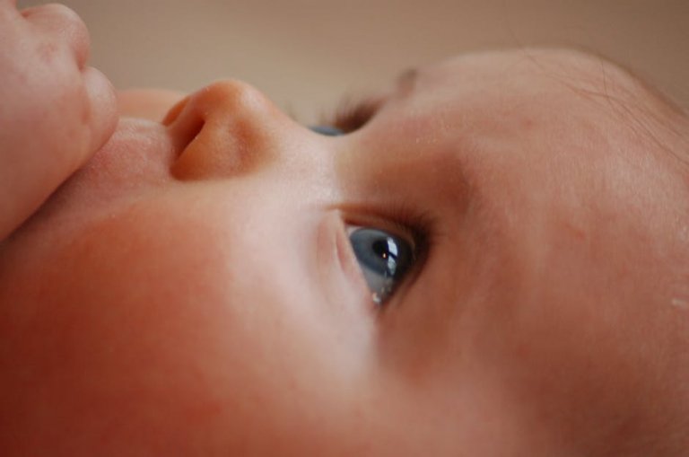 Wenn das Baby sich an der Muttermilch verschluckt, kann dies äußerliche Ursachen haben