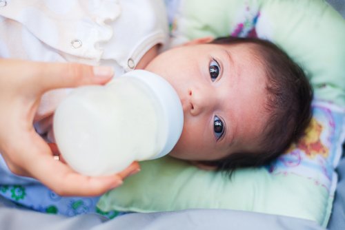 Baby Fütterung mit Flasche