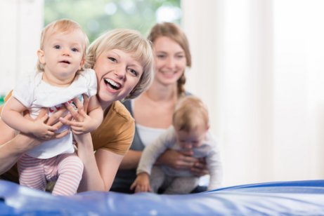 Baby Gyms Baby spielt auf Spielmatte