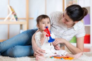 3 Möglichkeiten, dein Baby den ganzen Tag lang zu unterhalten