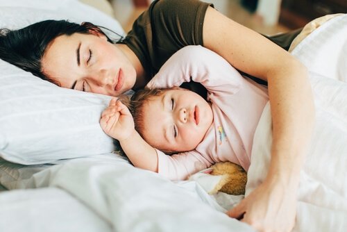 Babys im Bett der Eltern