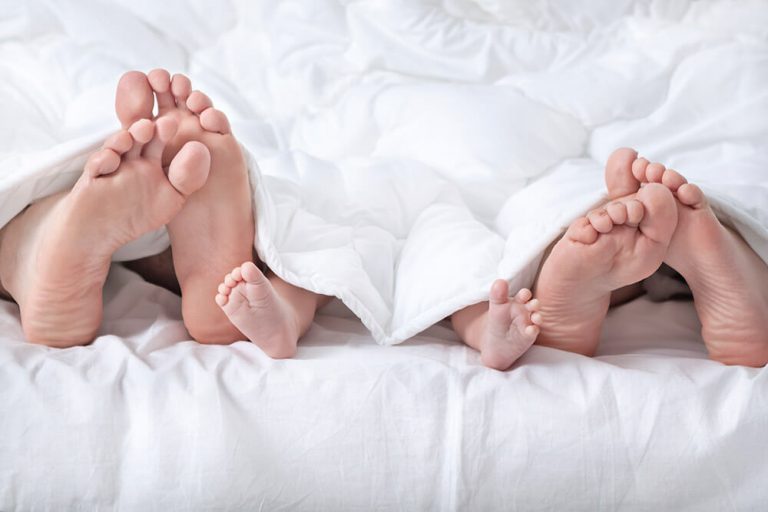 Babys im Bett der Eltern