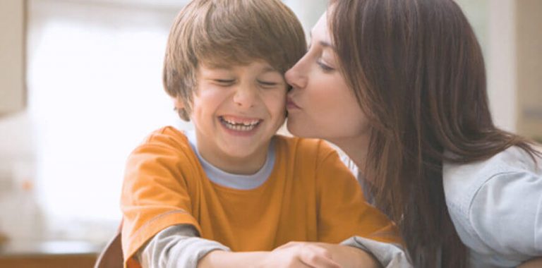 Das Selbstbewusstsein von Kindern - Das-Selbstbewusstsein-von-Kindern-glueckliche-familie