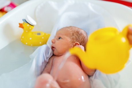 6 Tipps für das erste Bad deines Neugeborenen