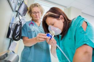 Distickstoffmonoxid: Lachgas als Schmerzmittel bei der Entbindung