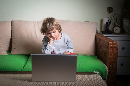 Faulheit bei Kindern: Kind langweilt sich am Computer