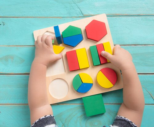 Im 12. Lebensmonat kannst du dein Baby mit bestimmtem Spielzeug fördern