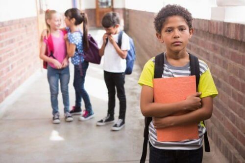 Schlechte schulische Leistungen - Junge-einsam-durch-Schlechte-schulische-Leistungen