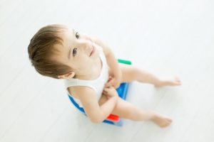 So bekämpfst du einen Madenwurm bei Kindern