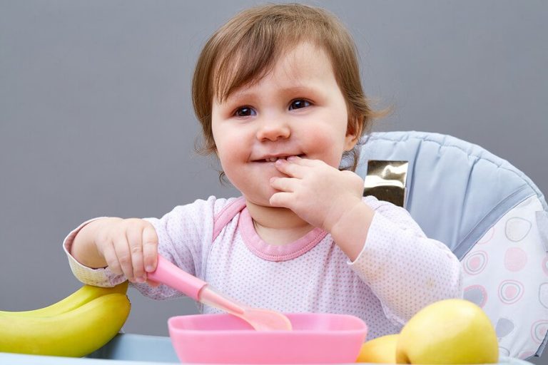 5 Tipps: Wie man Kindern beibringt, selbständig zu essen