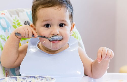 Kindern beibringt selbständig zu essen