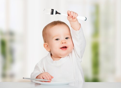 Kindern beibringt selbständig zu essen