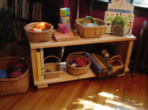 Klassenzimmer nach der Montessori-Methode-Lernmaterialien
