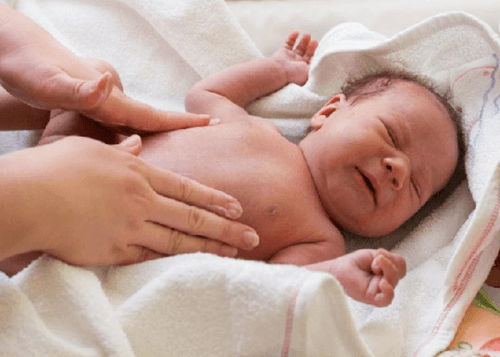 Eine sanfte Bauchmassage ist ein gutes Hilfsmittel gegen Koliken bei Neugeborenen.