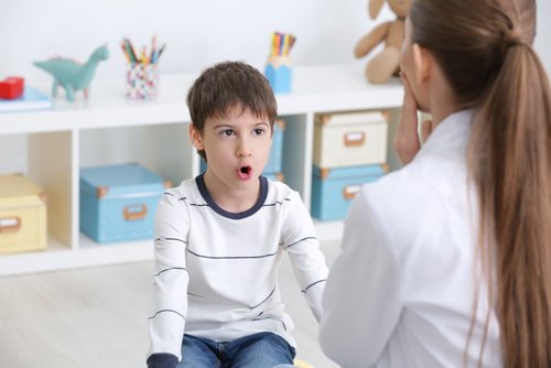 Ein Logopäde wird bei der Sprachentwicklung des Kindes helfen und auch die Eltern mit einbeziehen.
