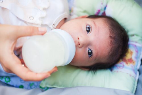 Ursache für das Spucken beim Baby ist, weil der Schließmuskel des Magens noch nicht richtig funktioniert. Deswegen sollte es nie zu große Milchmengen zu sich nehmen.