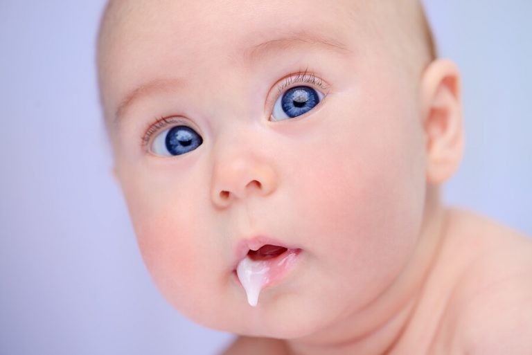 Warum Babys spucken und was kann man tun?