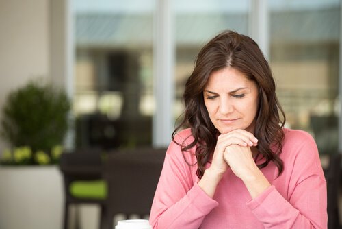 Frau hat Symptome der Menopause