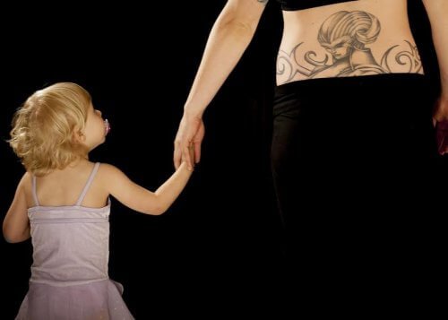 Mutter mit dem Tattoo mit dem Namen deines Kindes