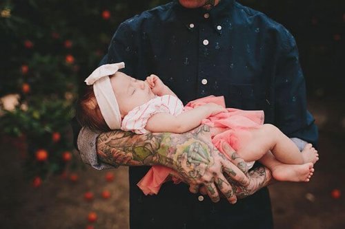 Starke Oberarme mit einem Tattoo mit dem Namen deines Kindes