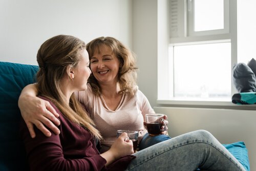 Die Mutter gewinnt das Vertrauen von Teenagern.