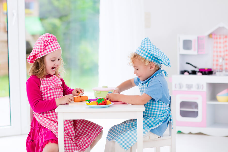 Aktivitäten für 2-jährige Kinder: Essen servieren