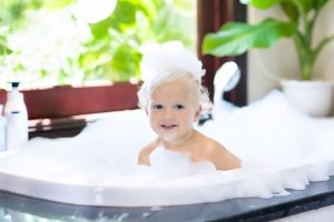Kinder alleine duschen lassen: Ab welchem Alter?