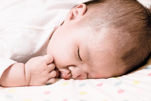 Dein Baby dreht sich im Schlaf auf den Bauch? Wir sagen dir, was du tun musst!