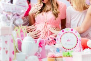 8 lustige Spiele für eine Babyparty
